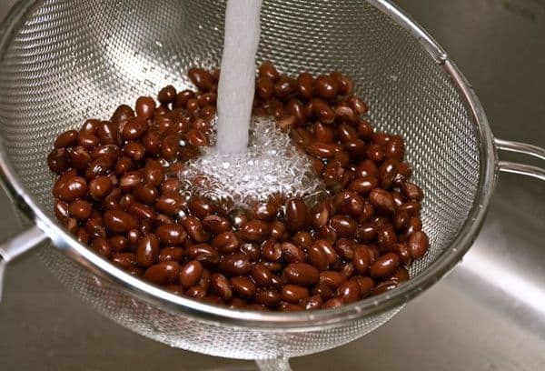 Abspülen der roten Bohnen