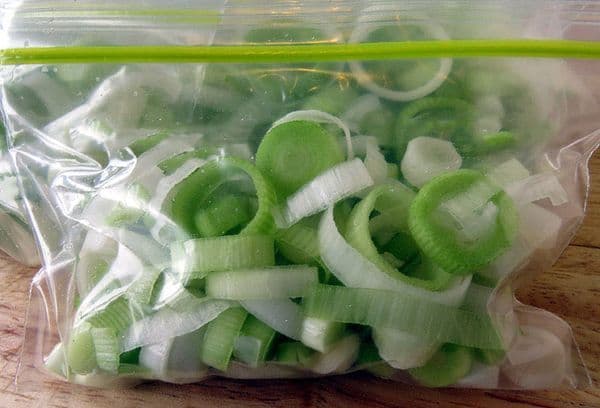 Grüne Zwiebeln in der Tüte