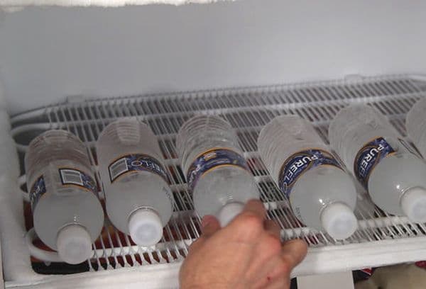 Selbstgebrannter Wodka in Plastikflaschen
