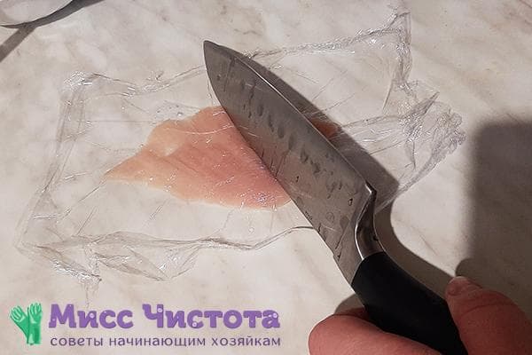 Hähnchenfilet mit der stumpfen Seite des Messers klopfen