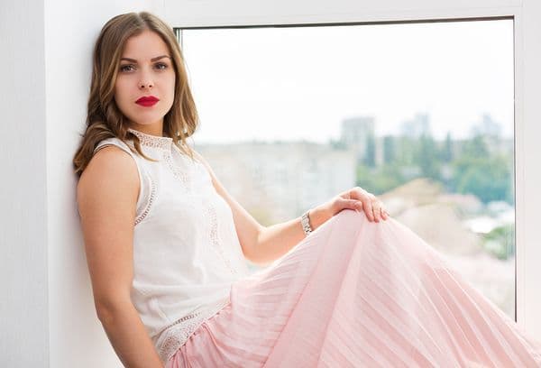 Mädchen in rosa Rock