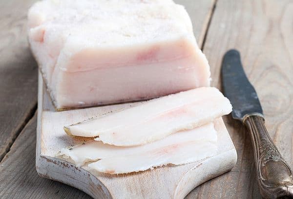 Speck auf einem Schneidebrett