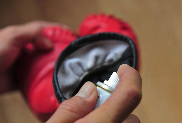 Behandlung des Boxhandschuhs mit einem antibakteriellen Spray