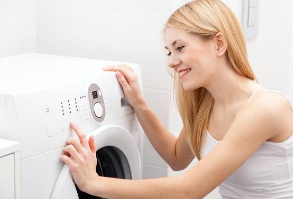 Frau an der Waschmaschine