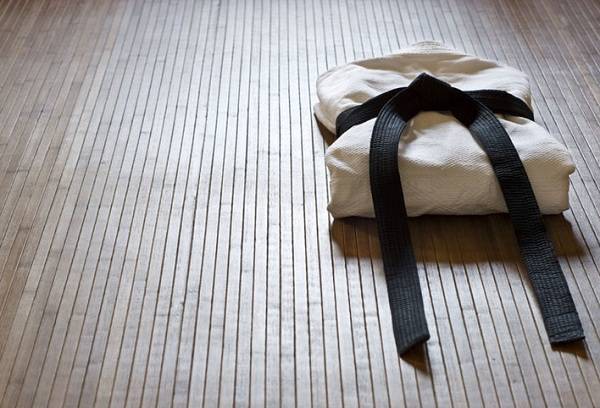 Kimono mit schwarzem Gürtel
