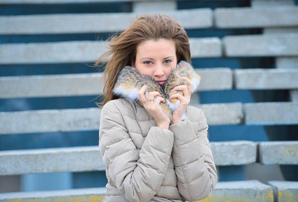 junge Frau in einer Winterjacke