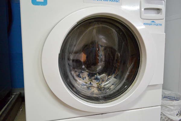 Waschen des Vorhangs in der Waschmaschine