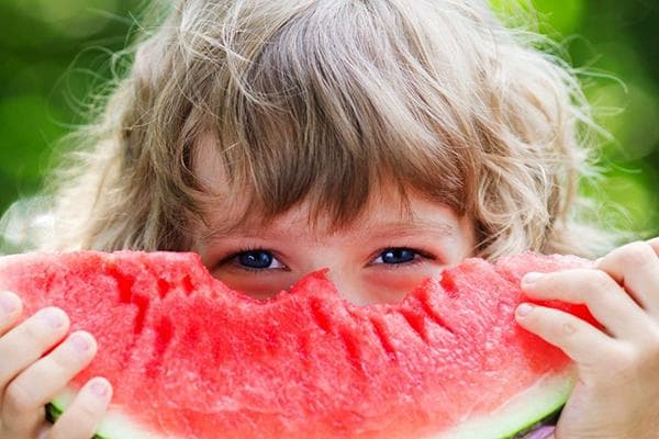 Enfant avec une pastèque