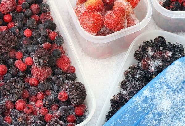 Beeren in Behältern im Gefrierschrank