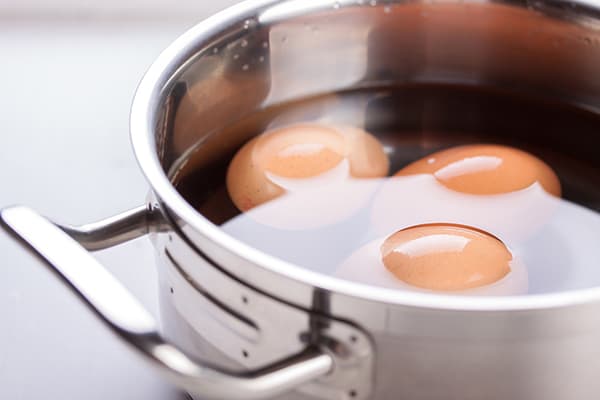 Eier im Kochtopf mit Wasser