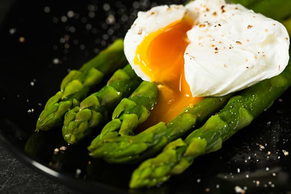 Verlorenes Ei mit Spargel