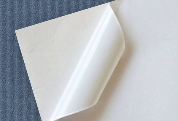 Weißes selbstklebendes Papier
