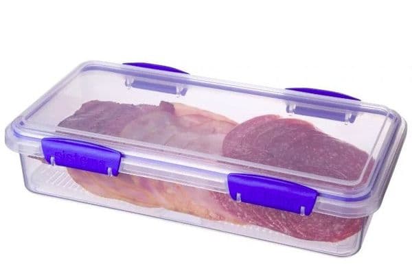 Aufgeschnittene Wurst in Behältern