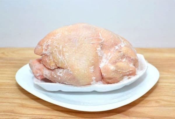 Gefrorenes ganzes Hühnchen