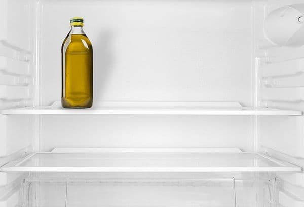 Flasche Öl im Kühlschrank