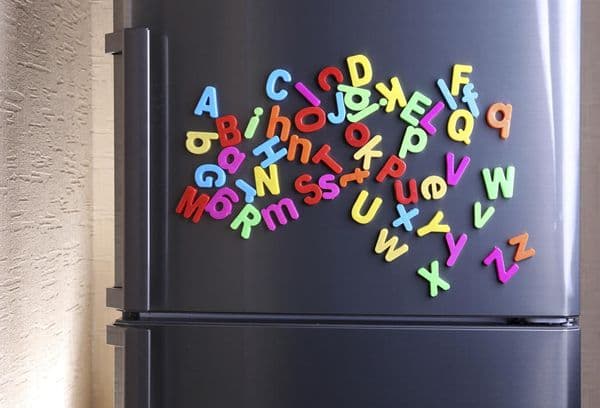 Am Kühlschrank hängen Magnete