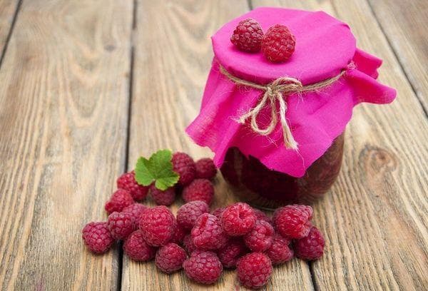 Himbeerfrüchte und Marmelade