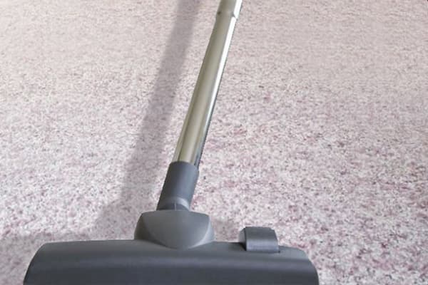 Reinigung von Flüssigtapeten mit dem Staubsauger