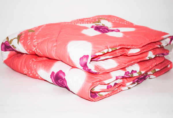 rote Decke mit Blumen