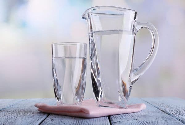Wasser in einem Glasbehälter