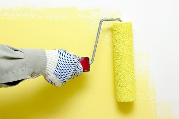 Streichen einer Wand mit Latexfarbe