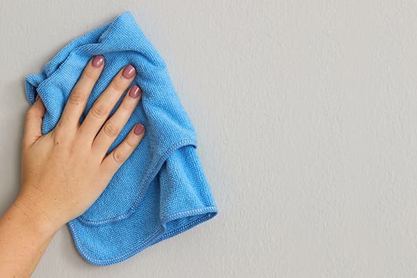 Abwischen einer gestrichenen Wand mit einem Mikrofasertuch