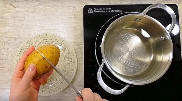 Einschneiden der Kartoffel vor dem Kochen in der Schale