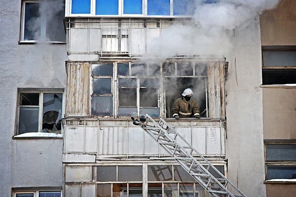 Brand in einem Mehrfamilienhaus