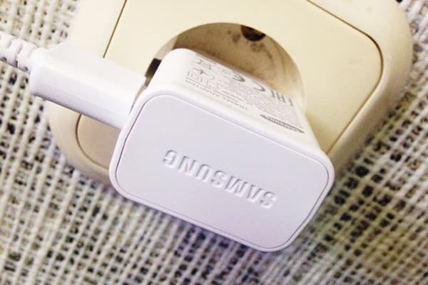 Samsung-Ladegerät in der Steckdose
