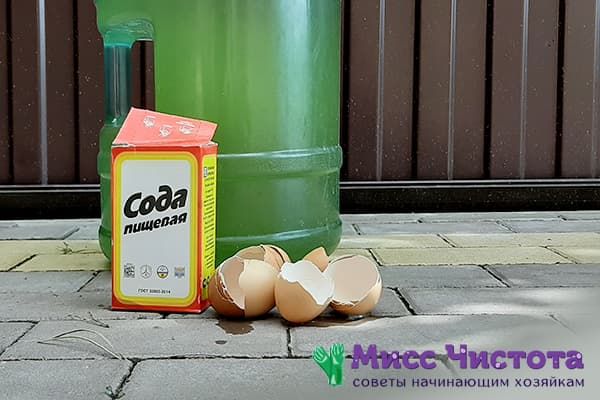 Bicarbonate de soude et coquilles d'œuf pour nettoyer une bouteille des dépôts verts