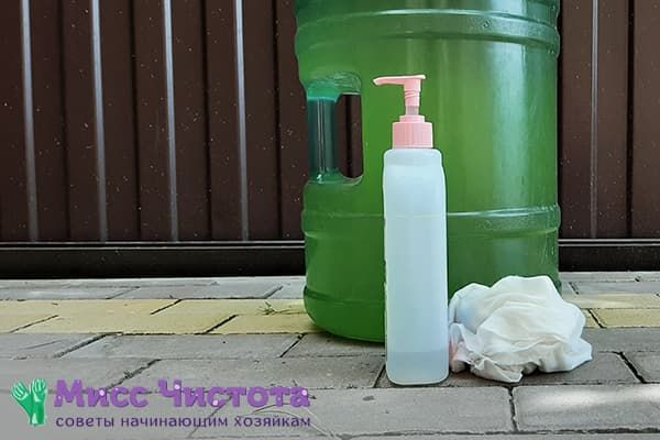 Produit vaisselle et chiffon pour nettoyer l'intérieur d'une bonbonne de 19 litres de la végétation
