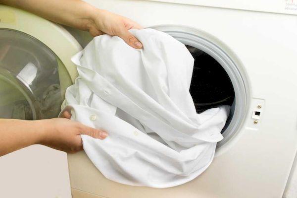 Wie wäscht man ein verfärbtes Kleidungsstück aus und stellt die ursprüngliche Farbe wieder her