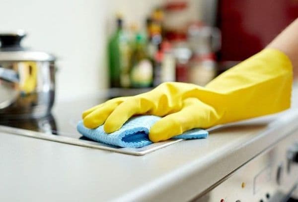 Reinigung mit Gummihandschuhen