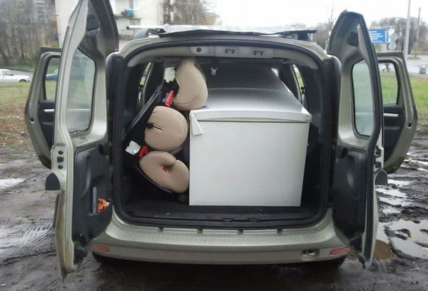 Schräger Transport des Kühlschranks