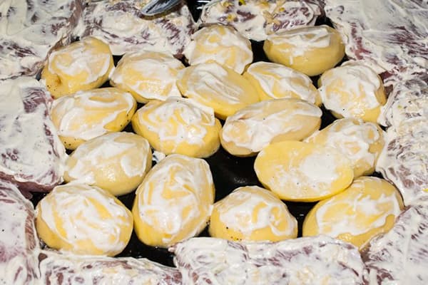 Kartoffeln und Fleisch mit Mayonnaise vor dem Backen