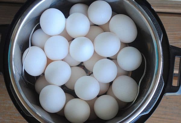 Hühnereier zum Kochen im Topf