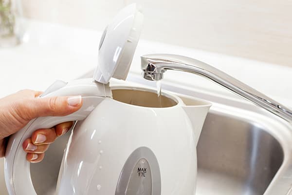 Befüllen eines Wasserkochers mit Leitungswasser