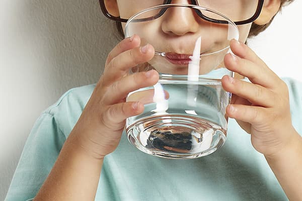 Ein Kind trinkt Wasser