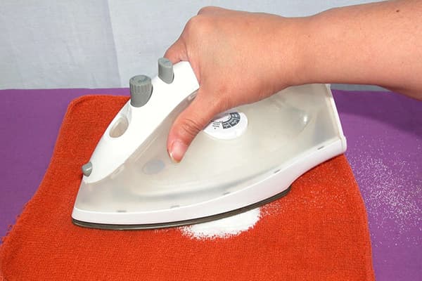 Reinigung des Bügeleisens mit Salz