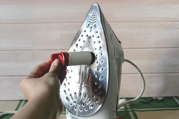 Reinigung des Bügeleisens mit einem Spezialstift