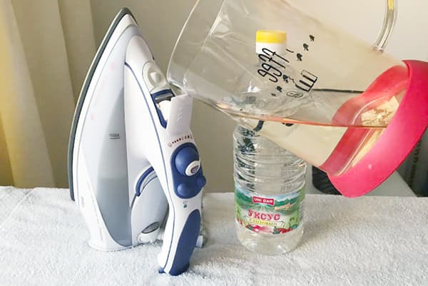 Reinigung des Bügeleisens mit Essig