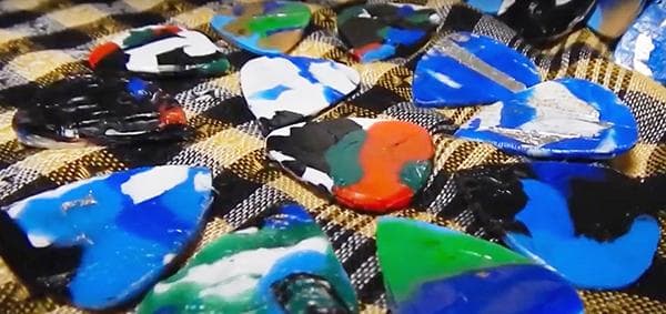 Plektren aus geschmolzenen Plastikverschlüssen