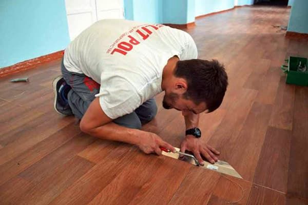 Reparatur einer Naht auf Linoleum