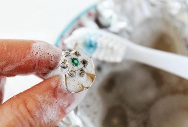 Reinigung von Modeschmuck