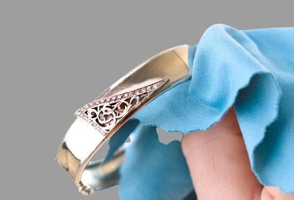 Reinigung eines Armbands