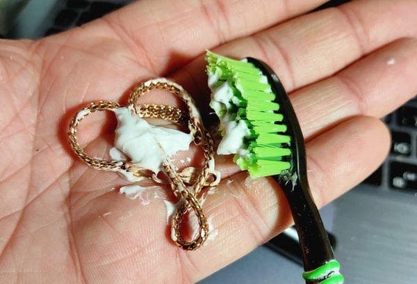 Zahnpasta zur Reinigung von Schmuck