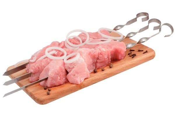 Roher Schaschlik am Spieß