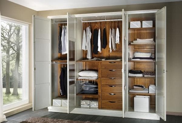 Flügeltürenschrank im Schlafzimmer