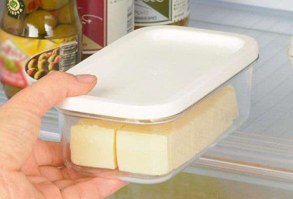 Butter im Plastikbehälter