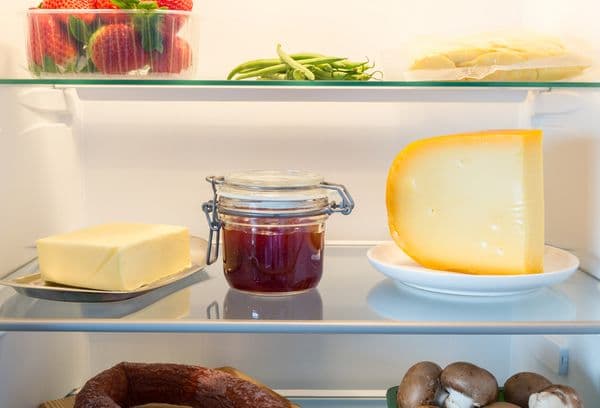 Kühlschrank mit Lebensmitteln